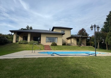Casa de categoria sobre lote de 1.821 m² con parque y piscina